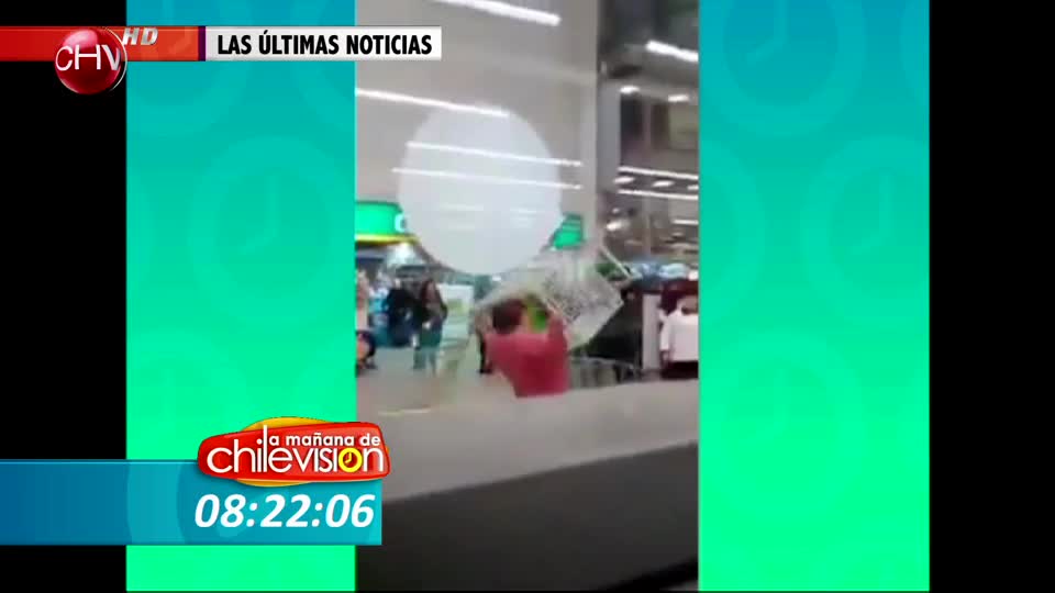 Mujer agredió a guardia con carro de supermercado para defender a su hijo
