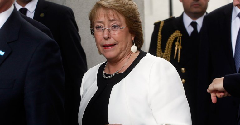 Bachelet se reunió con Don Francisco y hace llamado a participar en la Teletón
