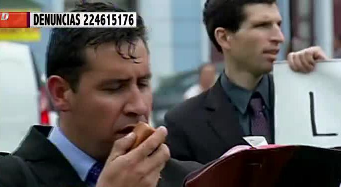 Polémico pastor evangélico hostiga en la vía pública a dirigentes homosexuales