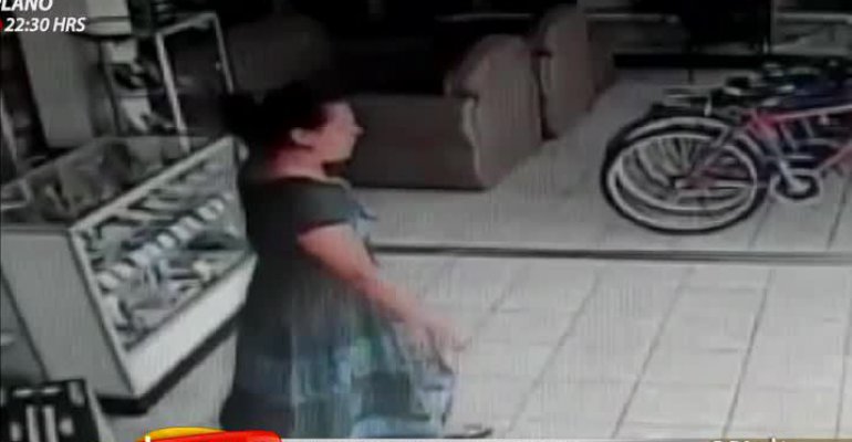 Mechera se guardó un plasma entre las piernas y salió como si nada