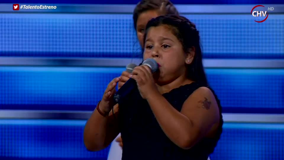 Constanza rompió en llanto en plena presentación con su mamá y hermana