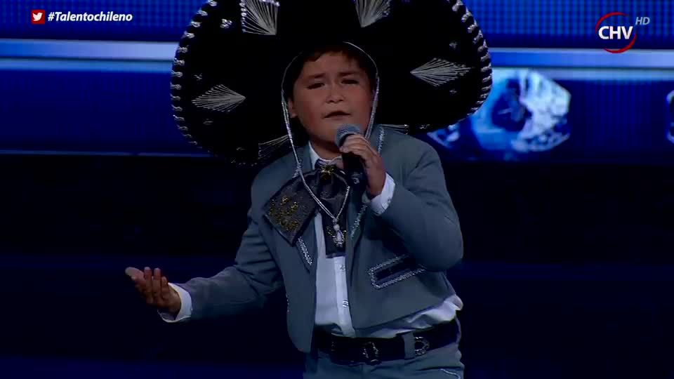 El pequeño Christopher demostró toda su personalidad cantando rancheras