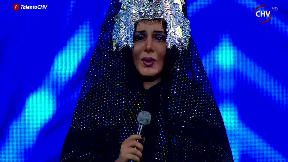 Alexandría Facur se lució con show transformista e imitación de Cher