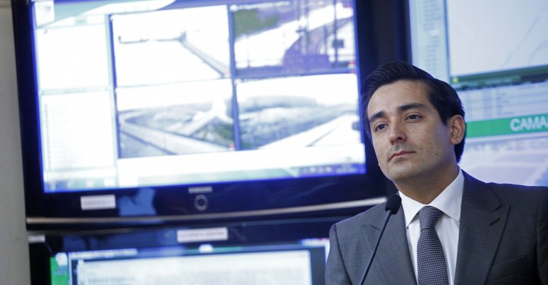 Ministro Peñailillo propone separar negocios de la política con 