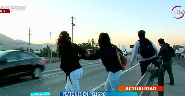 Peatones deben arriesgar sus vidas cruzando carretera por falta de pasarela