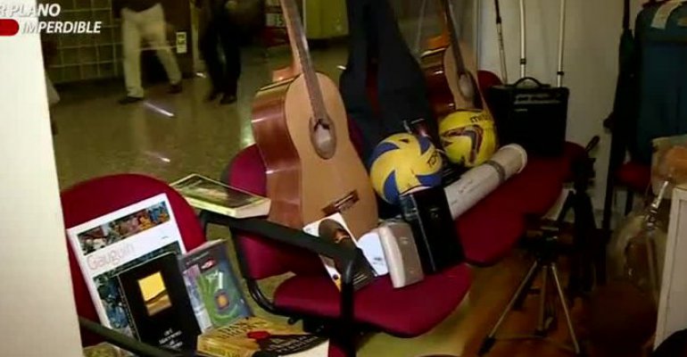 Mire los objetos olvidados por pasajeros del Metro, aerolíneas y restaurantes