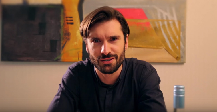 Pareja de Josefina Montané se postula como el sex symbol chileno de YouTube