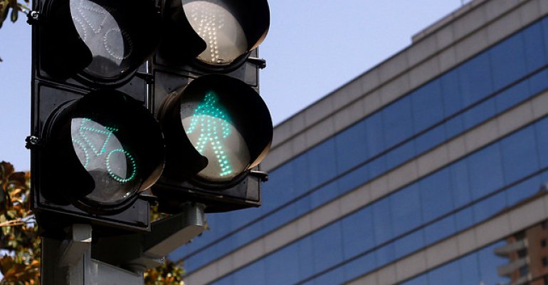 Riesgos que corren personas de la tercera edad para cruzar las calles