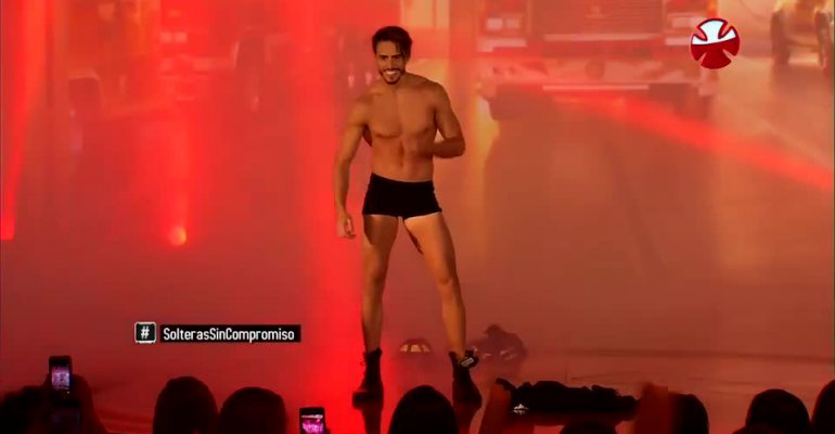 Marco Ferri sorprendió con show vestido de bombero