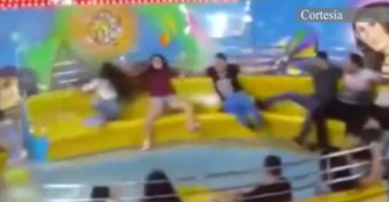 Mujer quedó sin pantalones en tagadá de Costa Rica