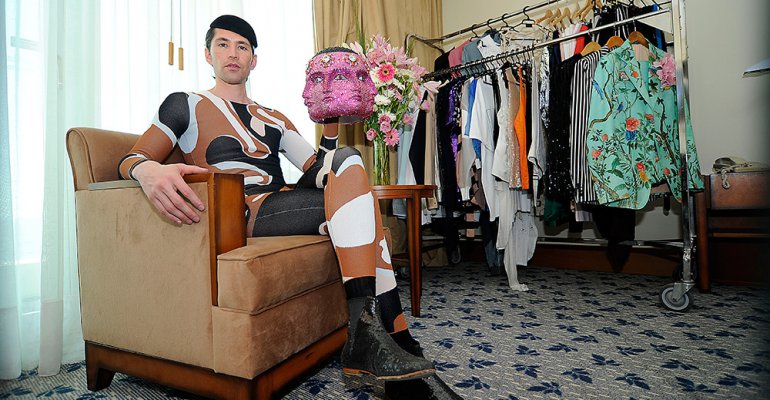 Di Mondo el excéntrico fashionista que deslumbra en Chile y Nueva York