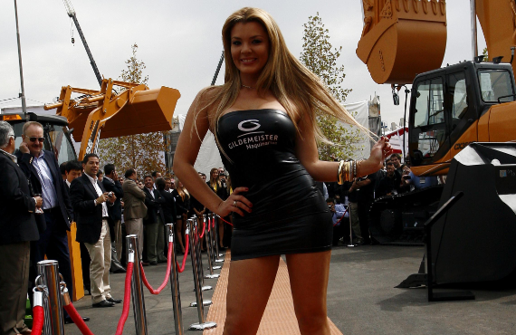 Ministra de Minería planea sacar a las promotoras de Expomin 2016