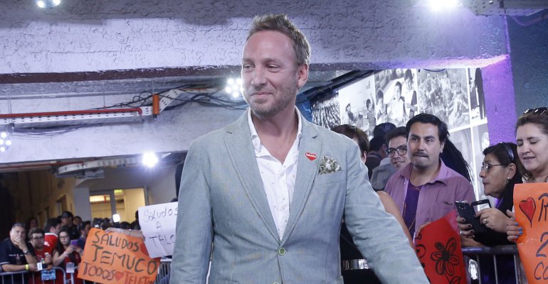 Martín Cárcamo sorprendió en evento acompañado de su novia