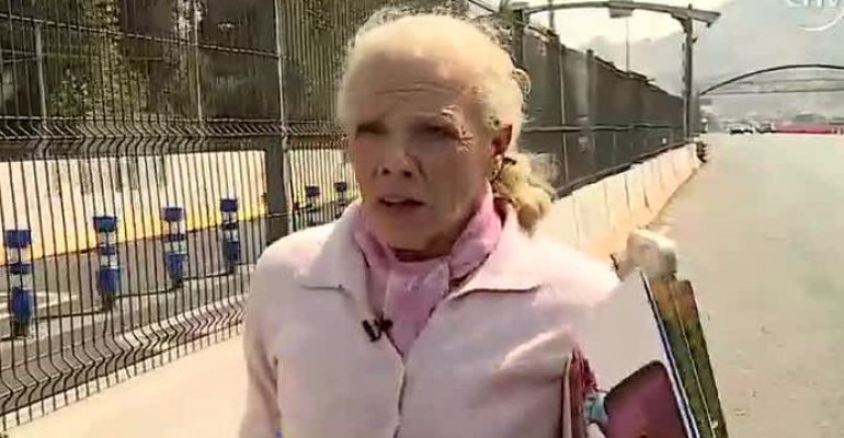 Abuelita de los 33 perros regala calendarios para salvarlos