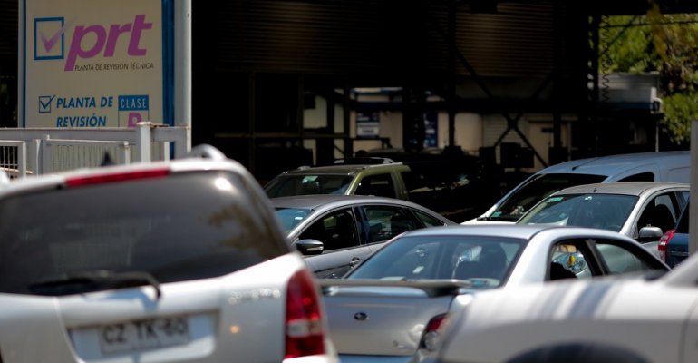 Conductores hacen largas filas para obtener revisión técnica