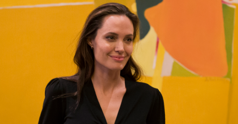 Angelina Jolie estaría hospitalizada por pesar 35 kilos