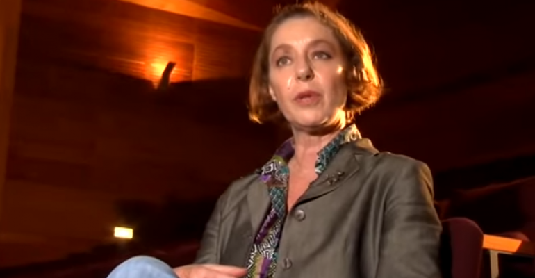 Claudia Di Girolamo fue nuevamente víctima de un portonazo