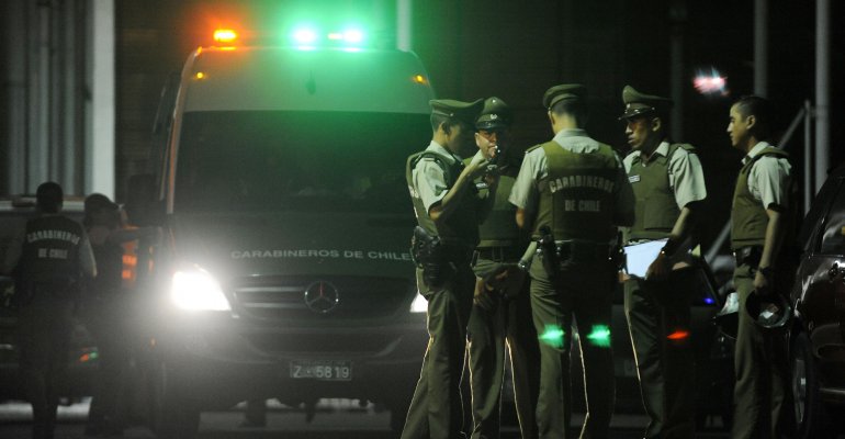 Carabineros ebrios lanzaban botellas desde cuartel