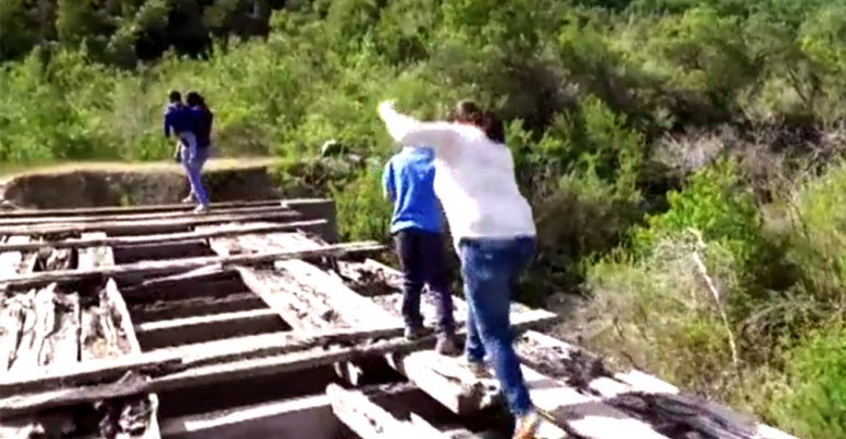 Vecinos de Colbún arriesgan la vida cruzando puente - Parte 3