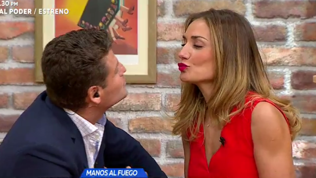 Abogado le robó beso a Carola de Moras en el estudio