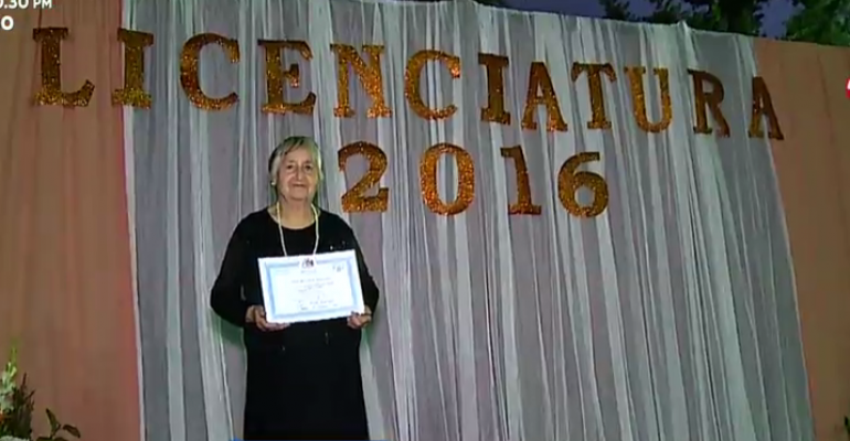Abuelita de 81 años se graduó de octavo básico