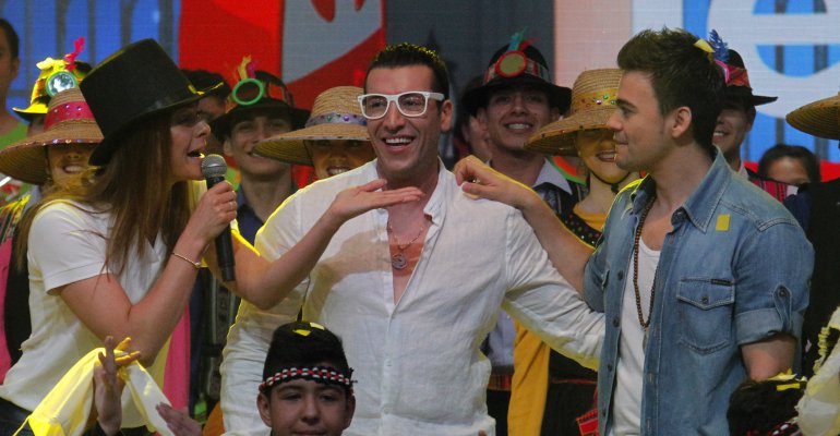 Leo Rey estrenó nuevo look en medio de su presentación en Teletón