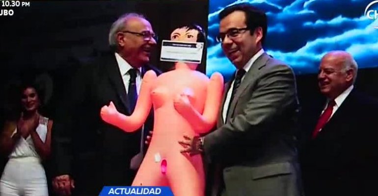 Continúa polémica por muñeca inflable regalada a ministro