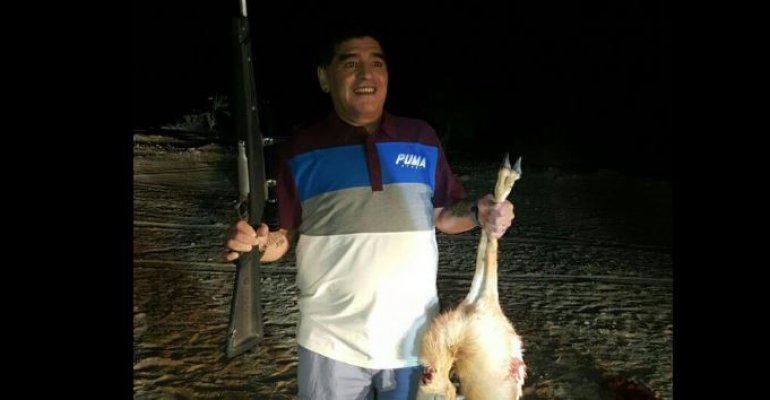 Diego Maradona causó polémica por cruda fotografía cazando