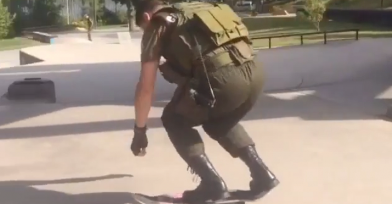 Carabinero demostró sus habilidades como skater
