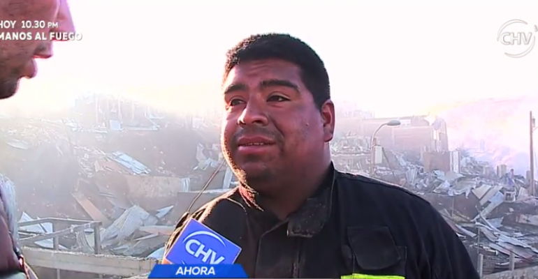 Bombero vio su casa quemarse y siguió ayudando en Valparaíso