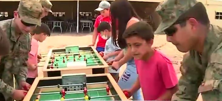 Base militar en Santa Olga entrega comida y alegría