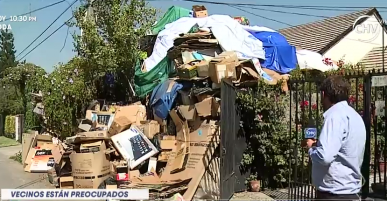 Hombre acumuló una montaña de basura en Macul