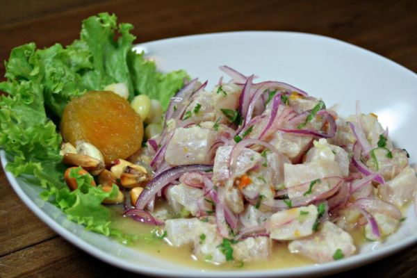 Así se prepara un exquisito ceviche de pescada a la chilena