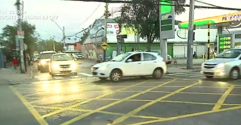 Pintan “no bloquear cruce” en peligrosa intersección