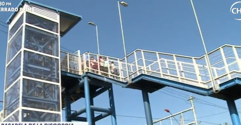 Vecinos suben más de 100 peldaños en pasarela