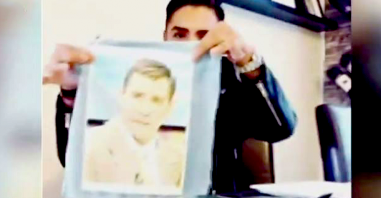 Leo Méndez Jr. respondió a Pastor Soto pisoteando su foto