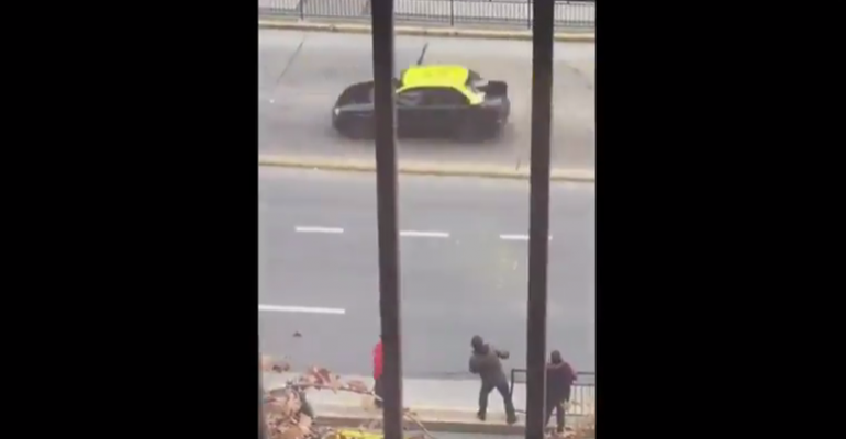 Taxistas habrían apedreado a colegas por no unirse al paro