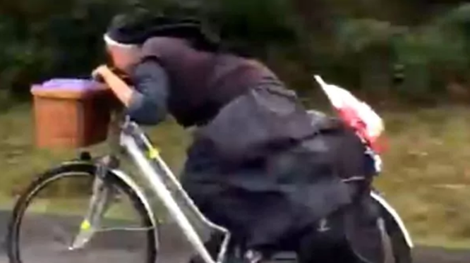 Monja ciclista causa furor en la web por estilo profesional