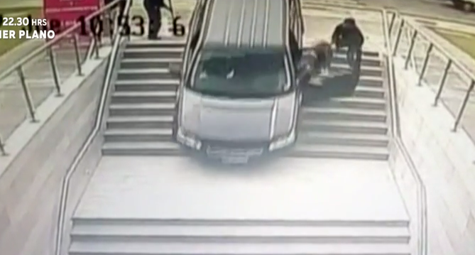 Conductora confundió acceso peatonal con estacionamiento