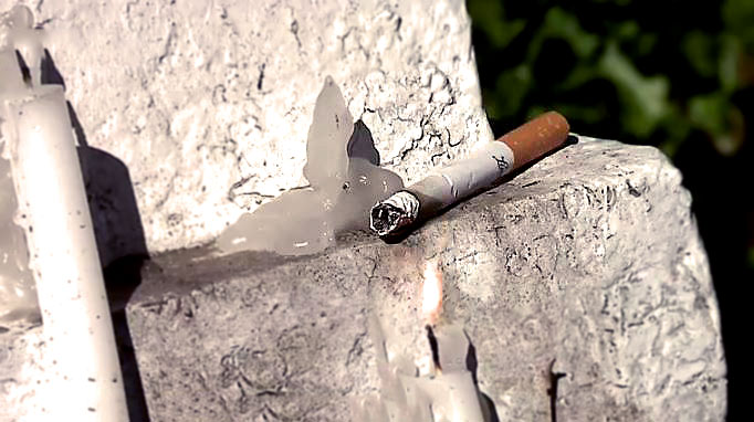 Animita de Gervasio: creyentes encienden cigarrillos para él