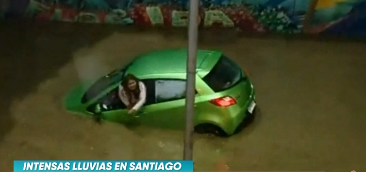 Conductora cayó en paso bajo nivel que estaba inundado