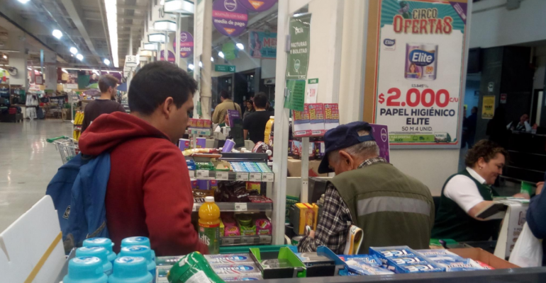 Joven conmovió al pagar la cuenta de anciano en supermercado