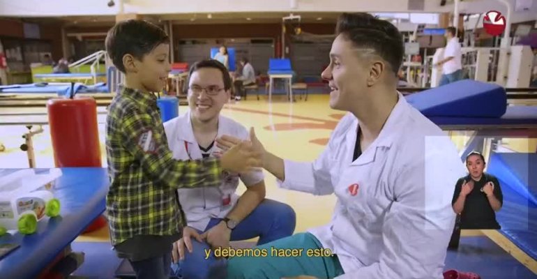 Joey Montana visitó a niños que buscan rehabilitarse en centro Teletón