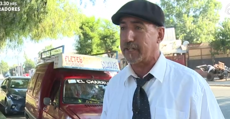 Hombre acondicionó su camioneta como un motel sobre ruedas