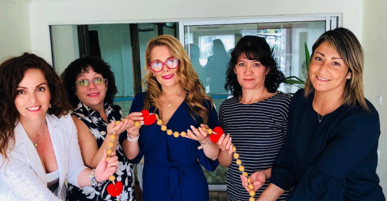 Papa Francisco recibió regalo de Cathy Barriga