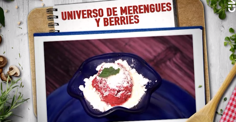 Universo de merengues y berries por Fernanda Hansen