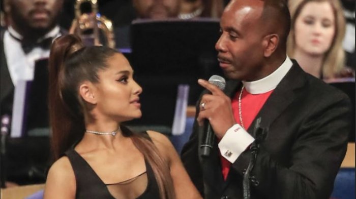 Ariana Grande sufrió manoseo de obispo en funeral de Aretha Franklin