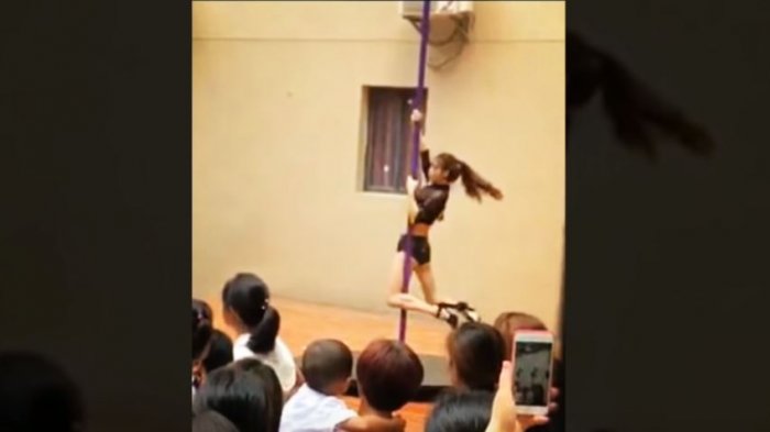 De vuelta de vacaciones: Jardín infantil recibió a los niños con una mujer bailando el caño