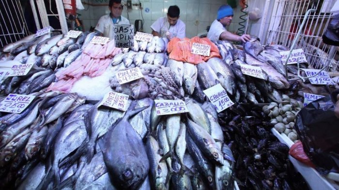 El viejo truco: Pegan ojos de plástico a los pescados para que se vean como recién sacados del mar