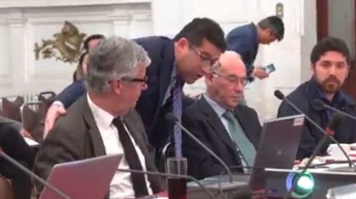 “Le traigo mi cuota del CAE en dólares, la moneda que a usted le gusta”: Ex alumno de criminalística increpó duramente a Bitar